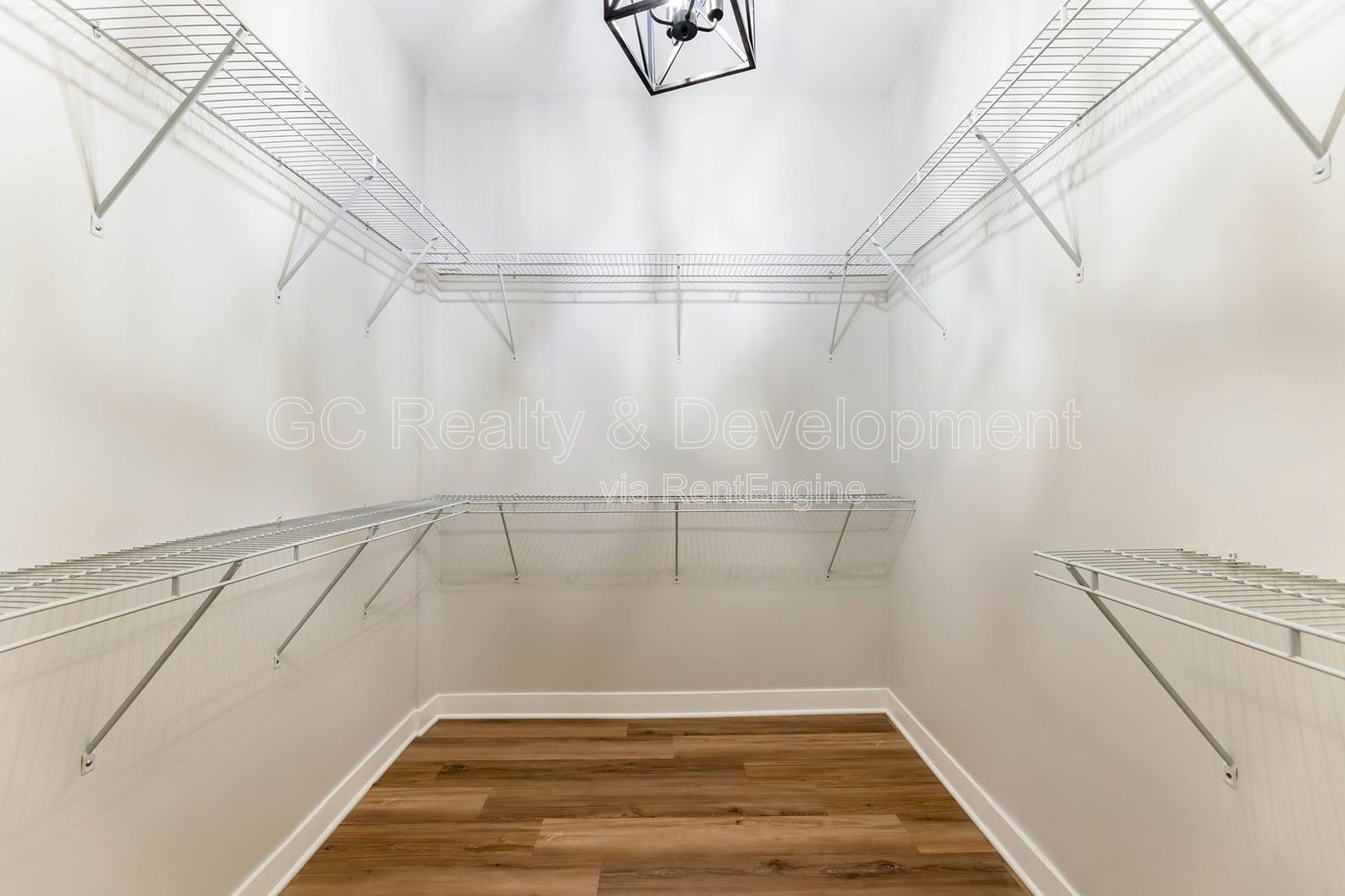 *** 3 BDRM - 1.5 BTH / UPDATED / 1800 SQFT / STAINLESS APPL & GRANITE /  PET FRIENDLY / LAUNDRY IN UNIT *** property image