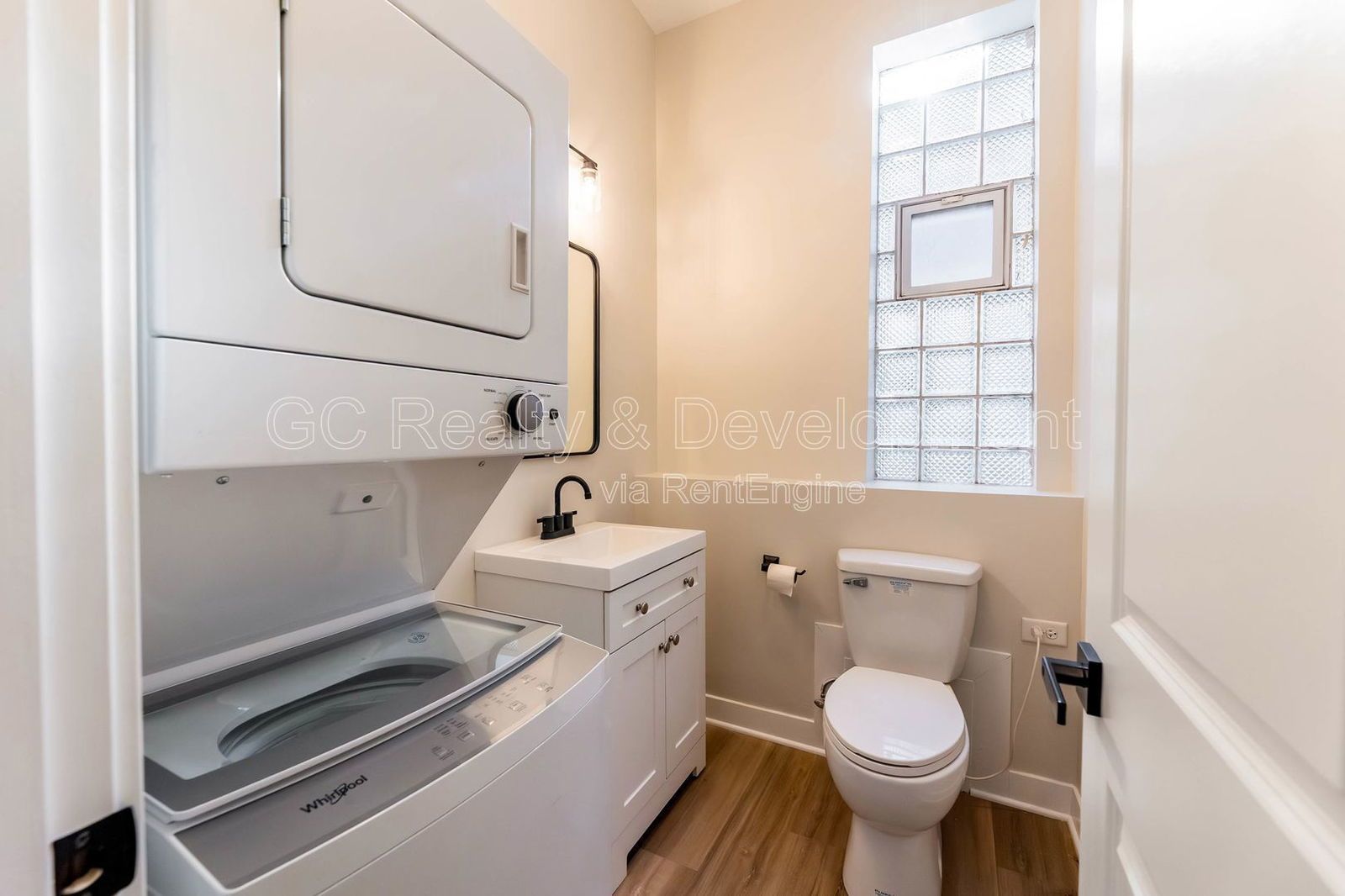 *** 3 BDRM - 1.5 BTH / UPDATED / 1800 SQFT / STAINLESS APPL & GRANITE /  PET FRIENDLY / LAUNDRY IN UNIT *** property image