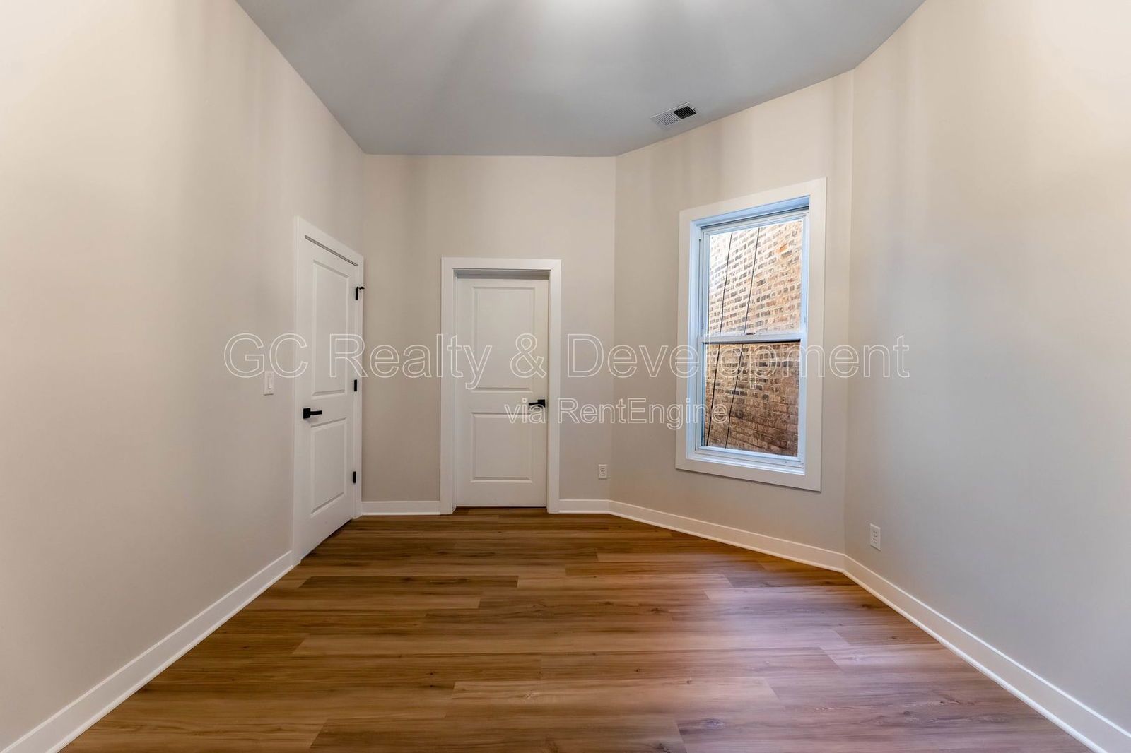 *** 3 BDRM - 1.5 BTH / UPDATED / 1800 SQFT / STAINLESS APPL & GRANITE /  PET FRIENDLY / LAUNDRY IN UNIT *** property image