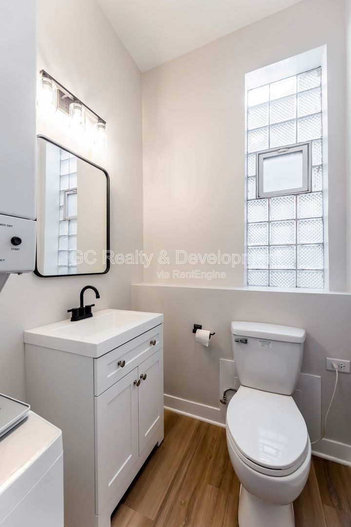 *** 3 BDRM - 1.5 BTH / UPDATED / 1800 SQFT / STAINLESS APPL & GRANITE /  PET FRIENDLY / LAUNDRY IN UNIT *** property image