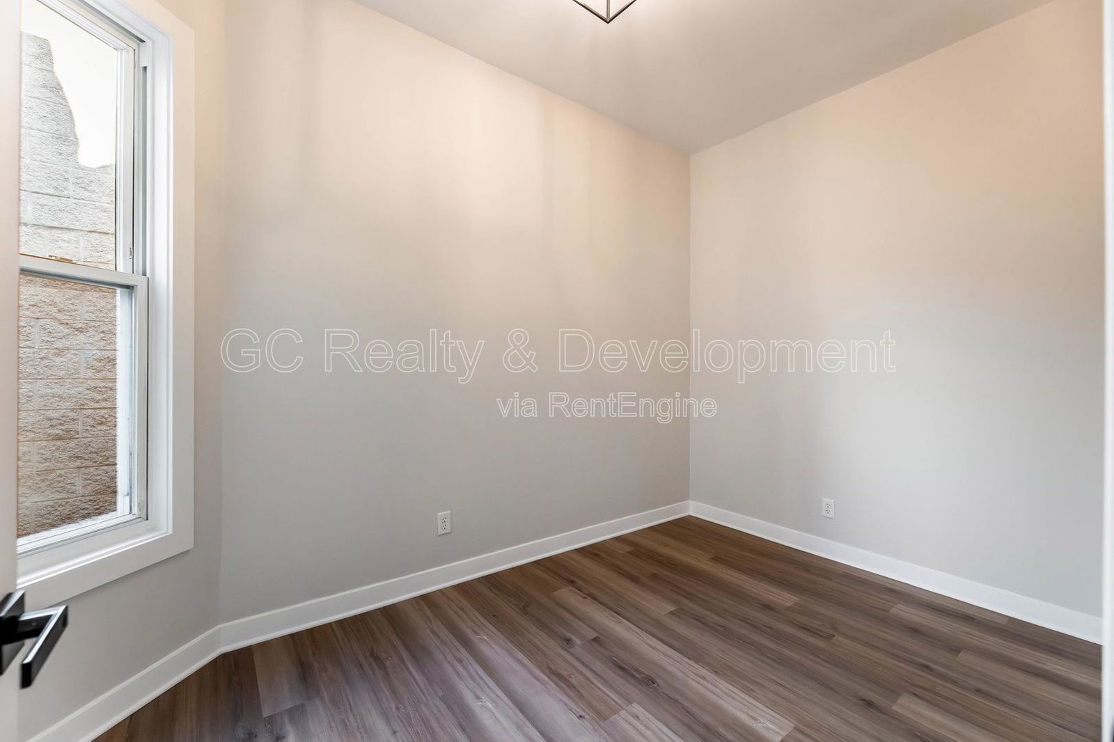 *** 3 BDRM - 1.5 BTH / UPDATED / 1800 SQFT / STAINLESS APPL & GRANITE /  PET FRIENDLY / LAUNDRY IN UNIT *** property image