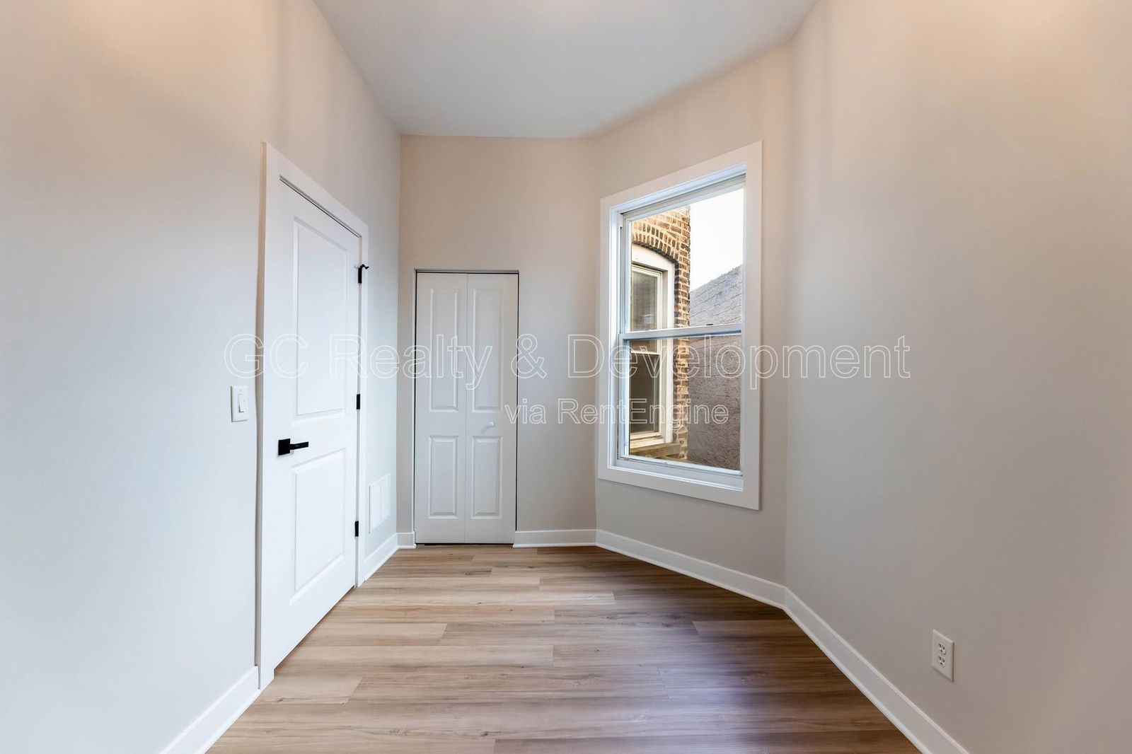 *** 3 BDRM - 1.5 BTH / UPDATED / 1800 SQFT / STAINLESS APPL & GRANITE /  PET FRIENDLY / LAUNDRY IN UNIT *** property image