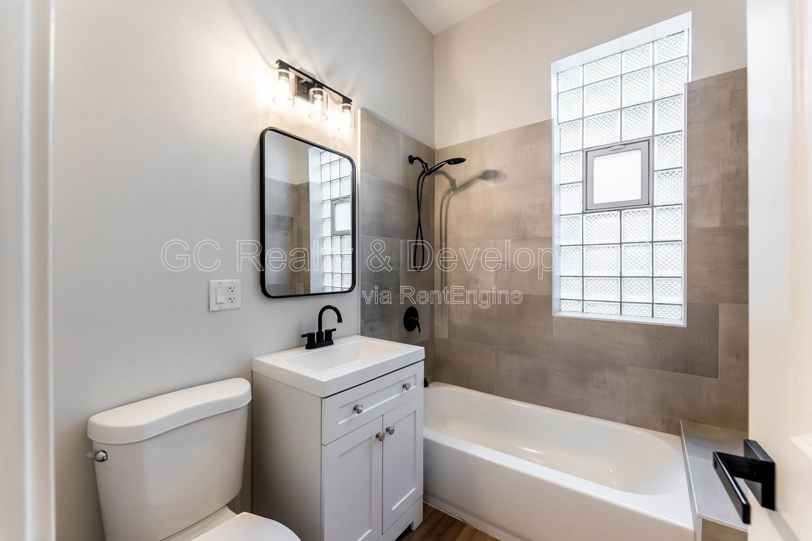 *** 3 BDRM - 1.5 BTH / UPDATED / 1800 SQFT / STAINLESS APPL & GRANITE /  PET FRIENDLY / LAUNDRY IN UNIT *** property image