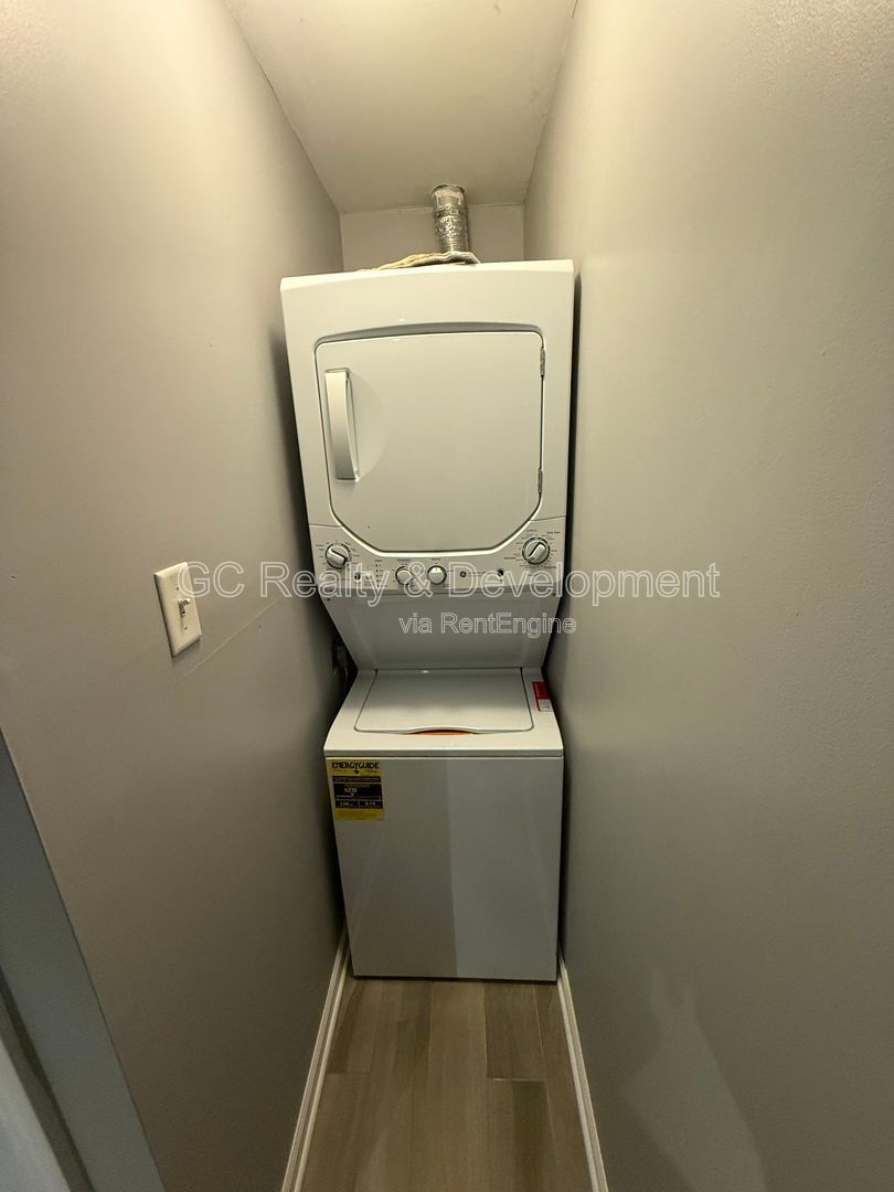 *** LOGAN SQUARE / RECENTLY UPDATED / IN UNIT LAUNDRY / PET FRIENDLY / WALK TO TRAIN & BUS *** property image