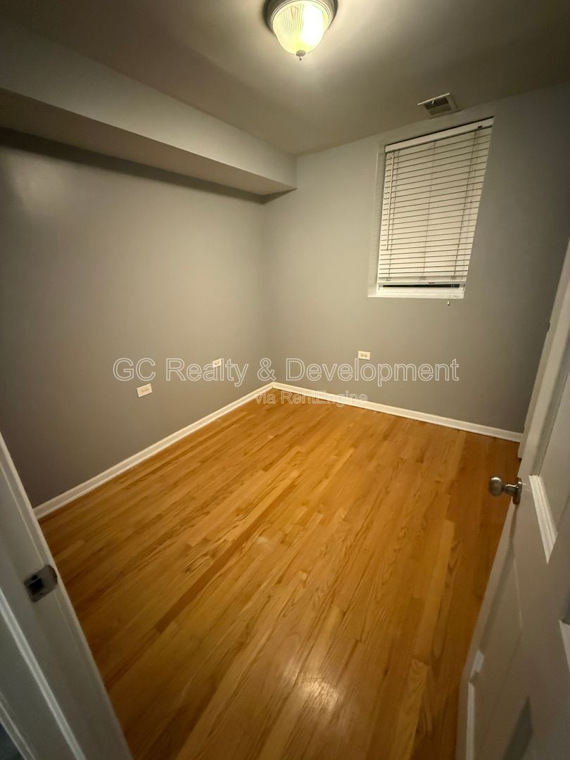 *** LOGAN SQUARE / RECENTLY UPDATED / IN UNIT LAUNDRY / PET FRIENDLY / WALK TO TRAIN & BUS *** property image