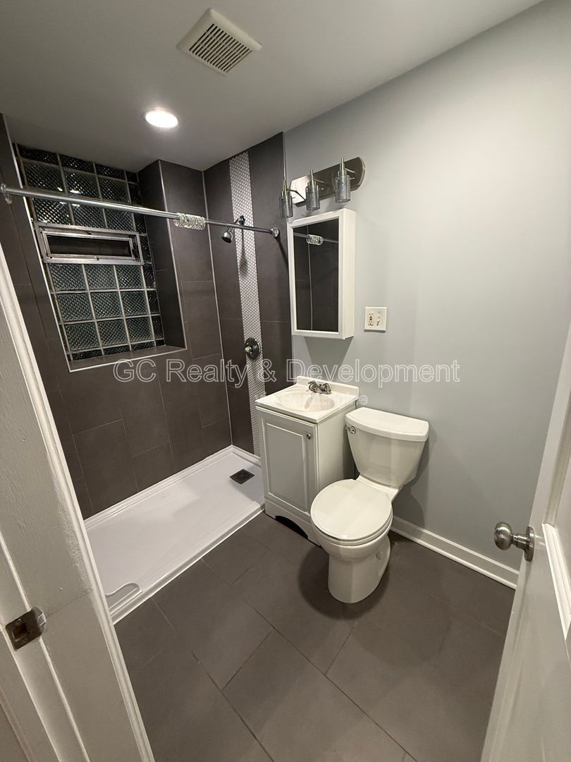 *** LOGAN SQUARE / RECENTLY UPDATED / IN UNIT LAUNDRY / PET FRIENDLY / WALK TO TRAIN & BUS *** property image