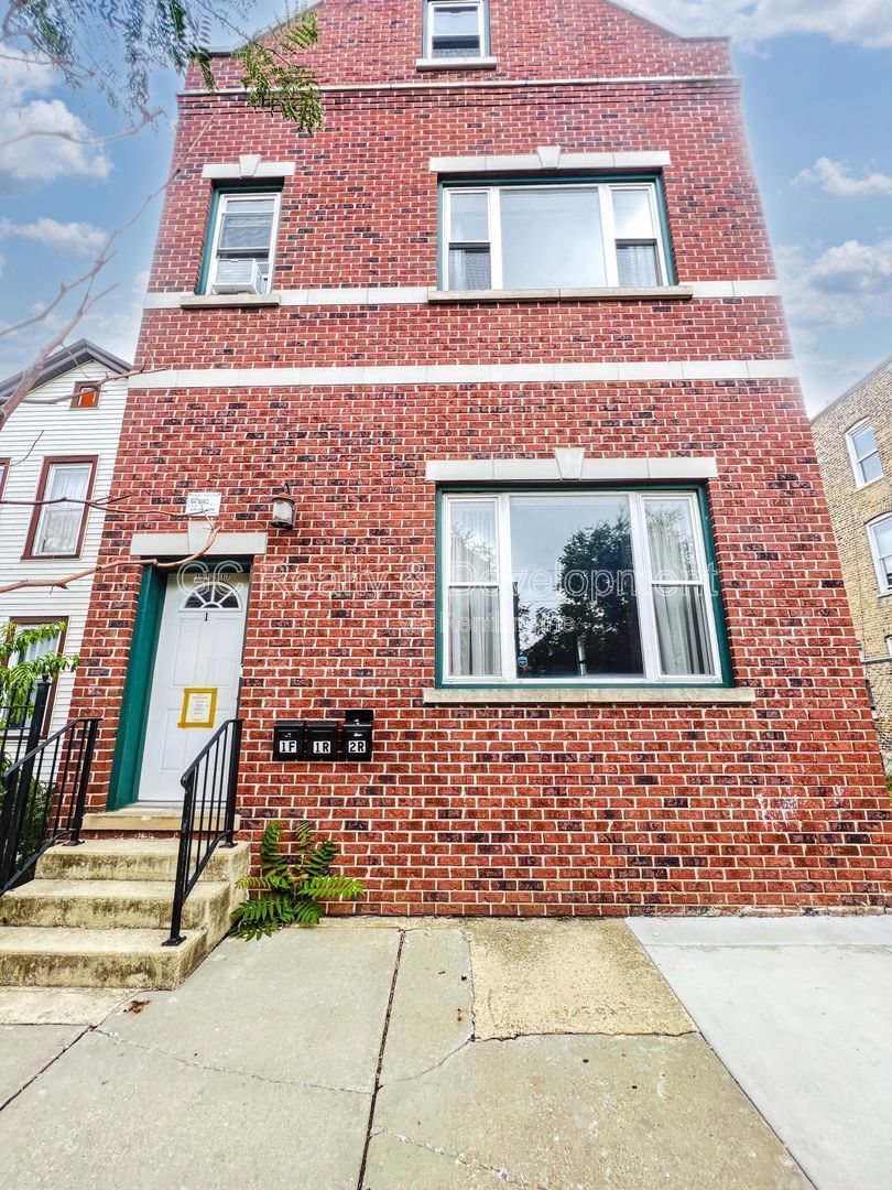 *** 1/2 MO RENT FREE / PILSEN LOCATION / 3 BEDROOMS / 1 BATH /APPL INLC / PARKING SPACE INCL / FREE LAUNDRY *** property image