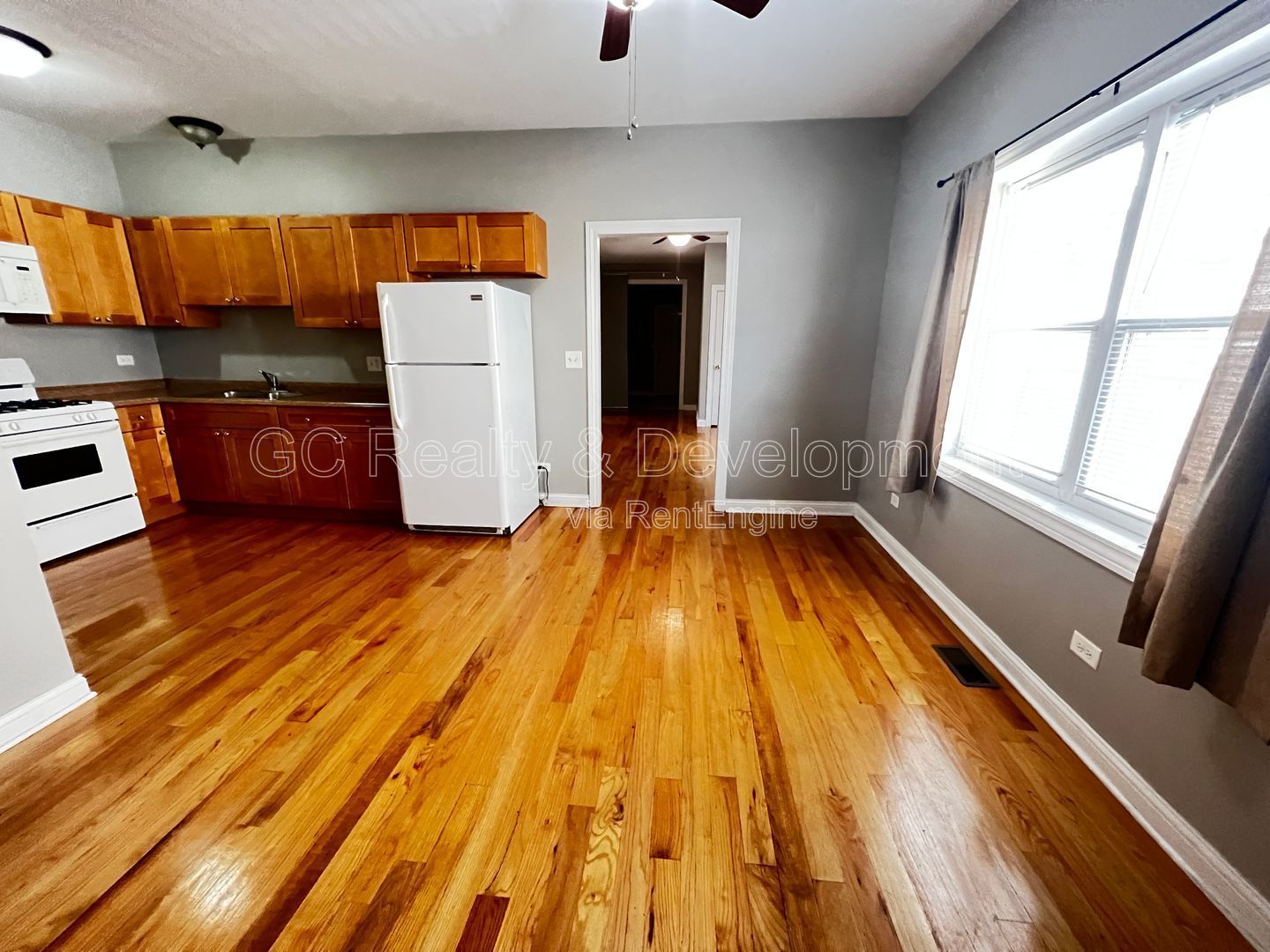 *** 1/2 MO RENT FREE / PILSEN LOCATION / 3 BEDROOMS / 1 BATH /APPL INLC / PARKING SPACE INCL / FREE LAUNDRY *** property image