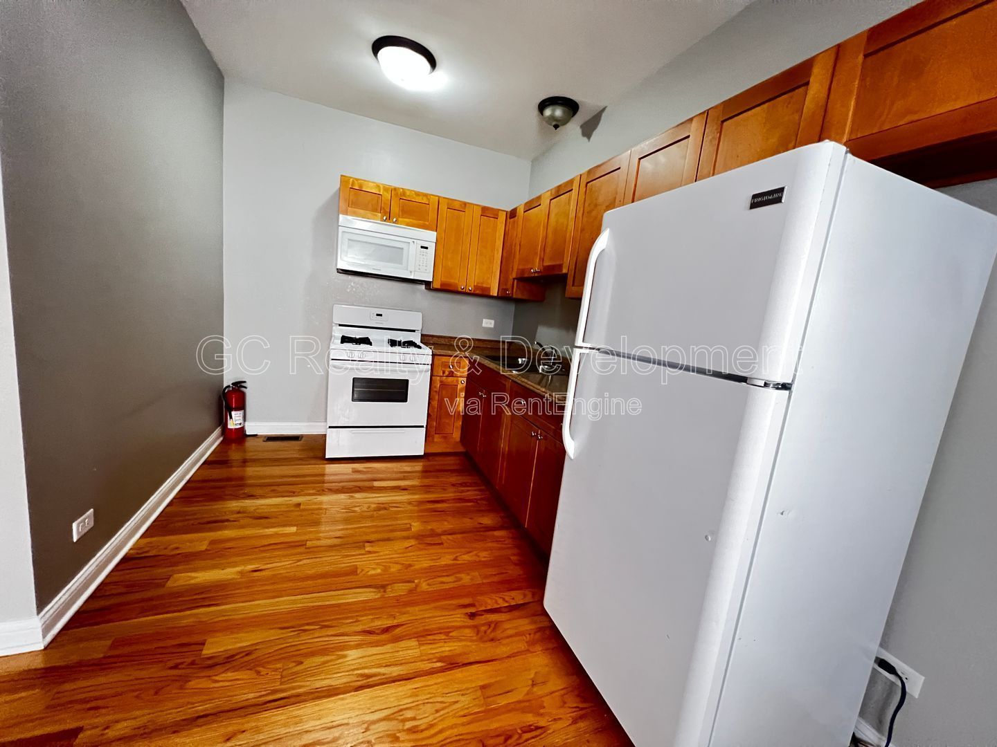 *** 1/2 MO RENT FREE / PILSEN LOCATION / 3 BEDROOMS / 1 BATH /APPL INLC / PARKING SPACE INCL / FREE LAUNDRY *** property image