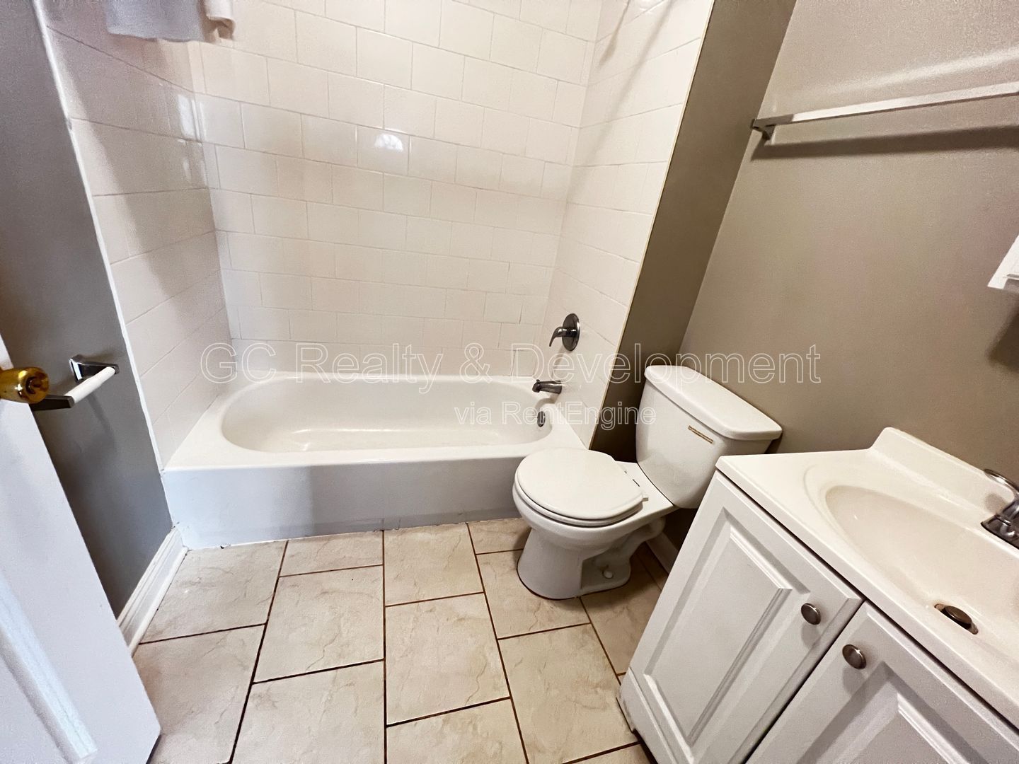 *** 1/2 MO RENT FREE / PILSEN LOCATION / 3 BEDROOMS / 1 BATH /APPL INLC / PARKING SPACE INCL / FREE LAUNDRY *** property image