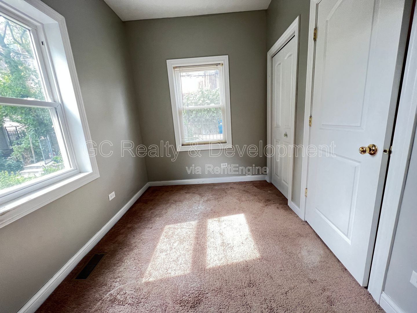 *** 1/2 MO RENT FREE / PILSEN LOCATION / 3 BEDROOMS / 1 BATH /APPL INLC / PARKING SPACE INCL / FREE LAUNDRY *** property image