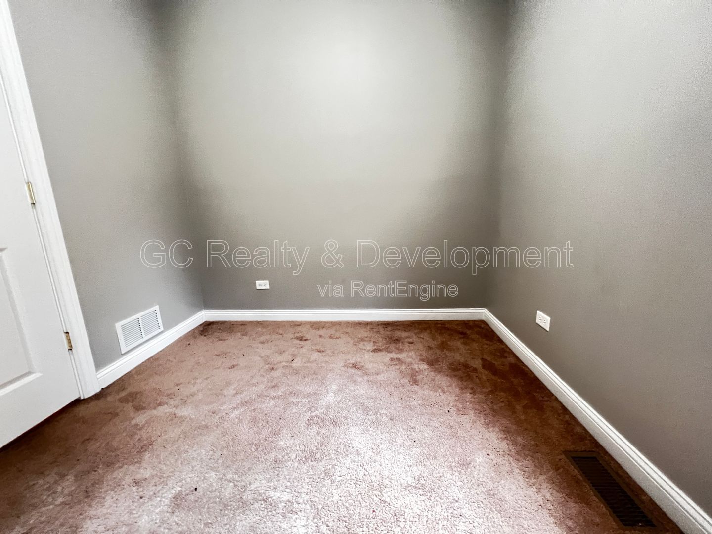 *** 1/2 MO RENT FREE / PILSEN LOCATION / 3 BEDROOMS / 1 BATH /APPL INLC / PARKING SPACE INCL / FREE LAUNDRY *** property image