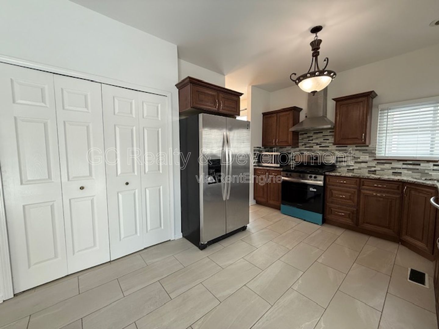 *** RECENTLY UPDATED / CUL-DE-SAC / DISTRICT 203 / PET FRIENDLY / FINISHED BASEMENT *** property image