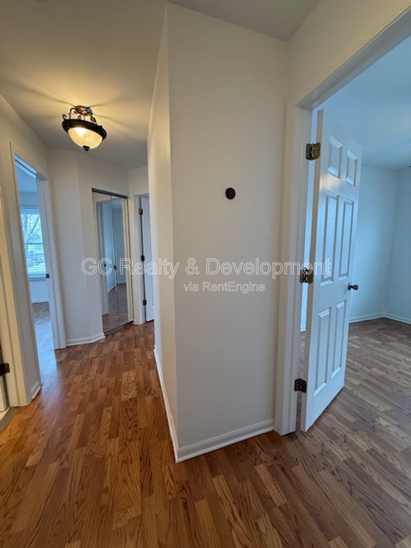 *** RECENTLY UPDATED / CUL-DE-SAC / DISTRICT 203 / PET FRIENDLY / FINISHED BASEMENT *** property image