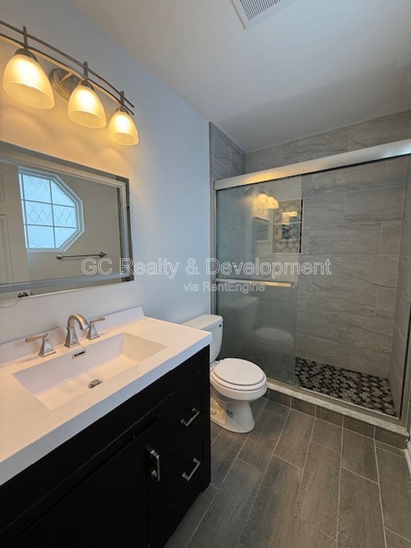 *** RECENTLY UPDATED / CUL-DE-SAC / DISTRICT 203 / PET FRIENDLY / FINISHED BASEMENT *** property image