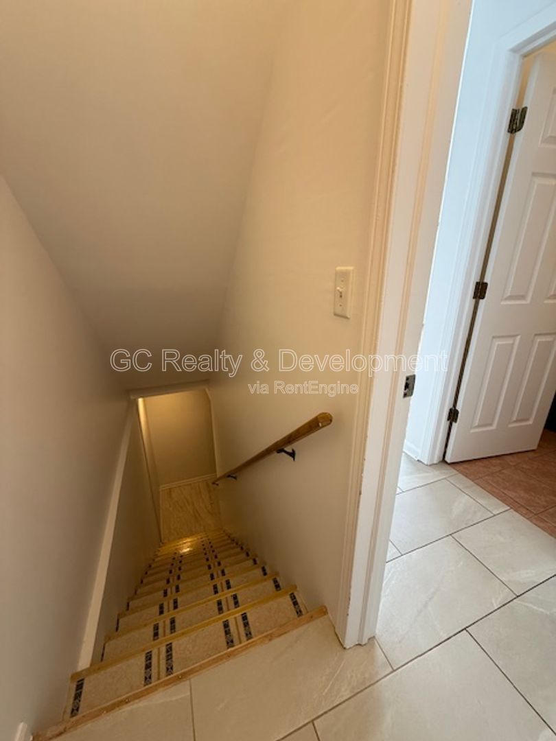 *** RECENTLY UPDATED / CUL-DE-SAC / DISTRICT 203 / PET FRIENDLY / FINISHED BASEMENT *** property image