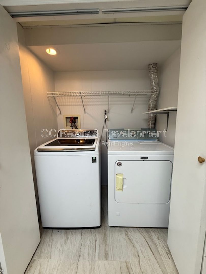 *** RECENTLY UPDATED / CUL-DE-SAC / DISTRICT 203 / PET FRIENDLY / FINISHED BASEMENT *** property image