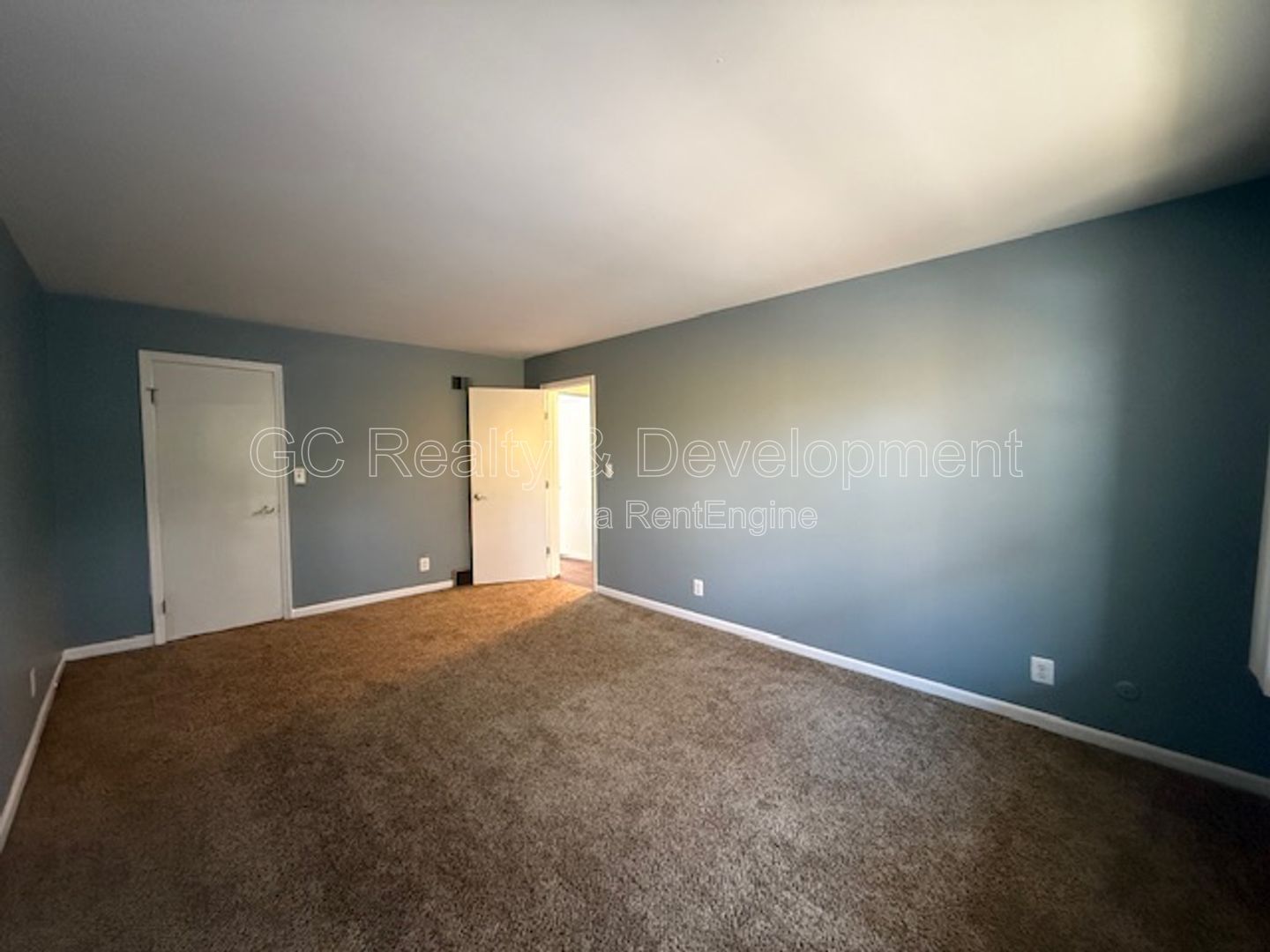 *** $250 OFF RENT / 2 BDRM / TENANT ONLY PAYS ELECTRIC / 2 PARKING SPOTS / SHOPPING NEARBY / LAUNDRY ON SITE *** property image