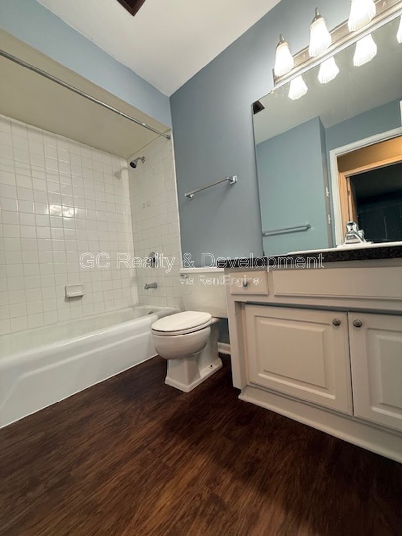 *** $250 OFF RENT / 2 BDRM / TENANT ONLY PAYS ELECTRIC / 2 PARKING SPOTS / SHOPPING NEARBY / LAUNDRY ON SITE *** property image