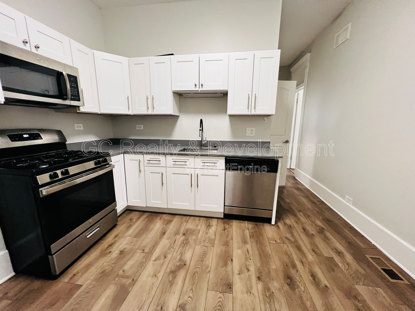 *** 1/2 MO RENT FREE / RECENTLY UPDATED / CENTRAL AC / 3 BDRMS / FIRST FLOOR UNIT / SS APPL INCL / W&D IN UNIT *** property image