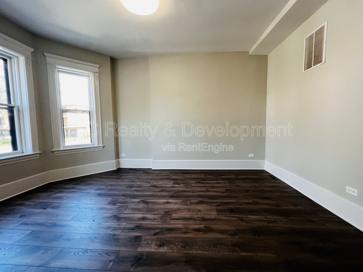 *** 1/2 MO RENT FREE / RECENTLY UPDATED / CENTRAL AC / 3 BDRMS / FIRST FLOOR UNIT / SS APPL INCL / W&D IN UNIT *** property image