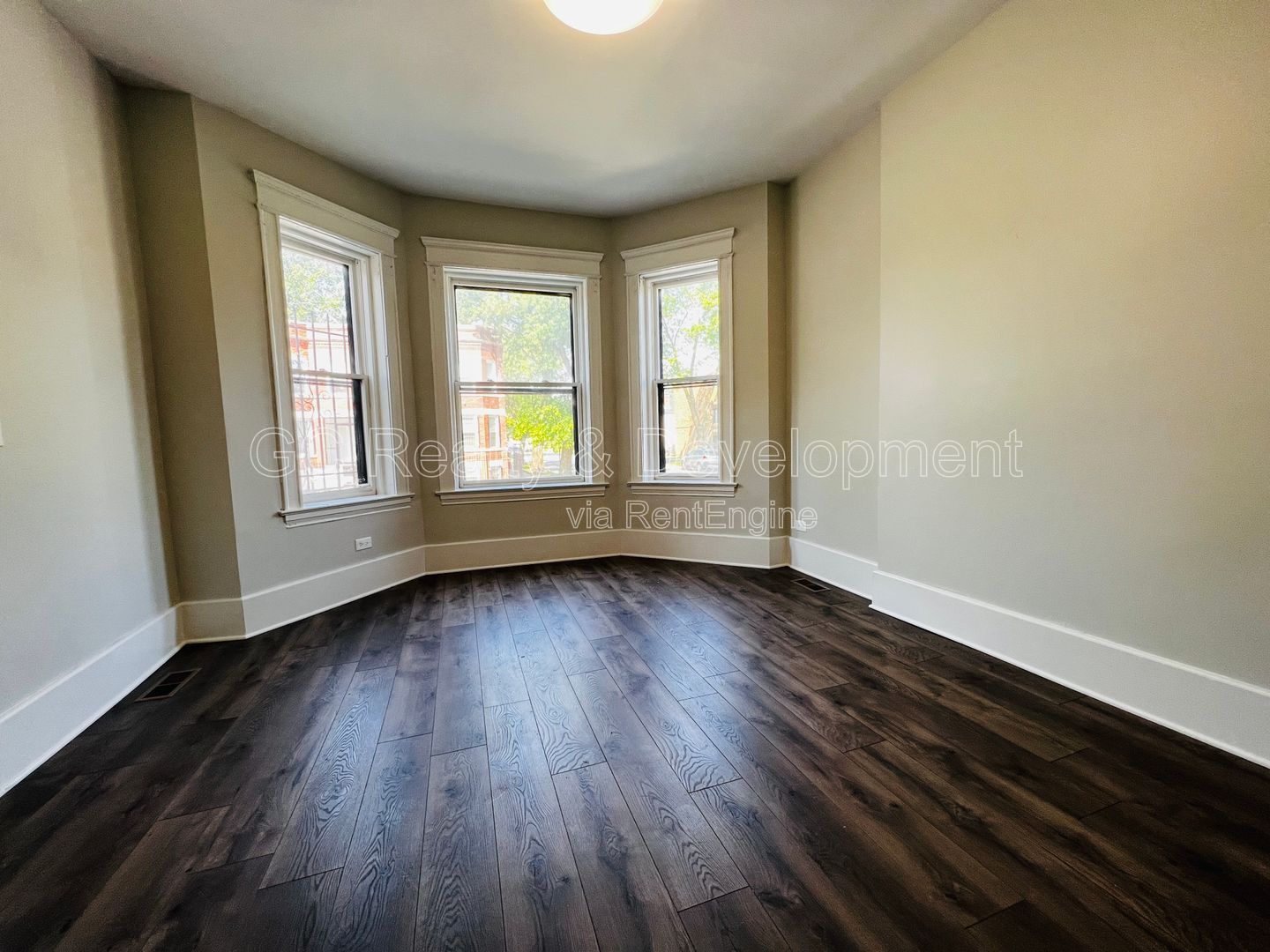 *** 1/2 MO RENT FREE / RECENTLY UPDATED / CENTRAL AC / 3 BDRMS / FIRST FLOOR UNIT / SS APPL INCL / W&D IN UNIT *** property image