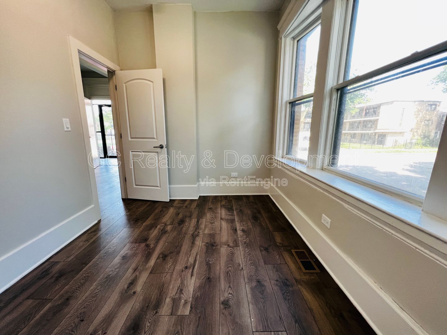 *** 1/2 MO RENT FREE / RECENTLY UPDATED / CENTRAL AC / 3 BDRMS / FIRST FLOOR UNIT / SS APPL INCL / W&D IN UNIT *** property image