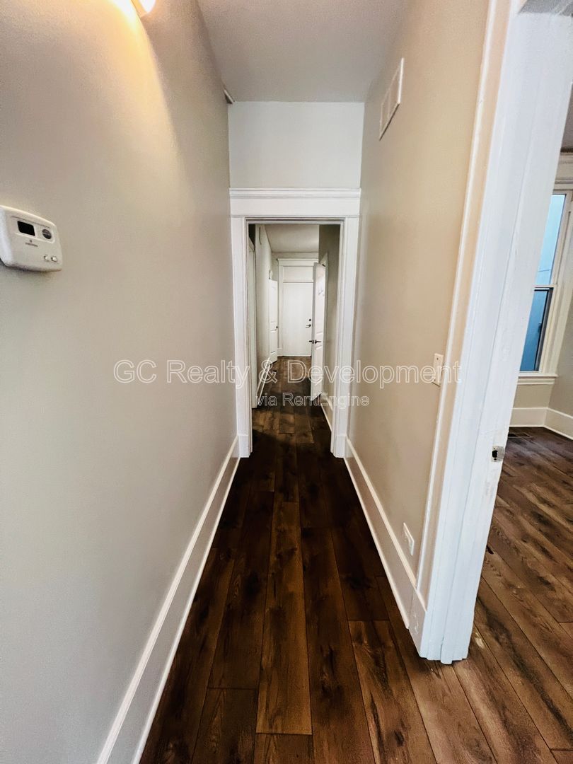 *** 1/2 MO RENT FREE / RECENTLY UPDATED / CENTRAL AC / 3 BDRMS / FIRST FLOOR UNIT / SS APPL INCL / W&D IN UNIT *** property image