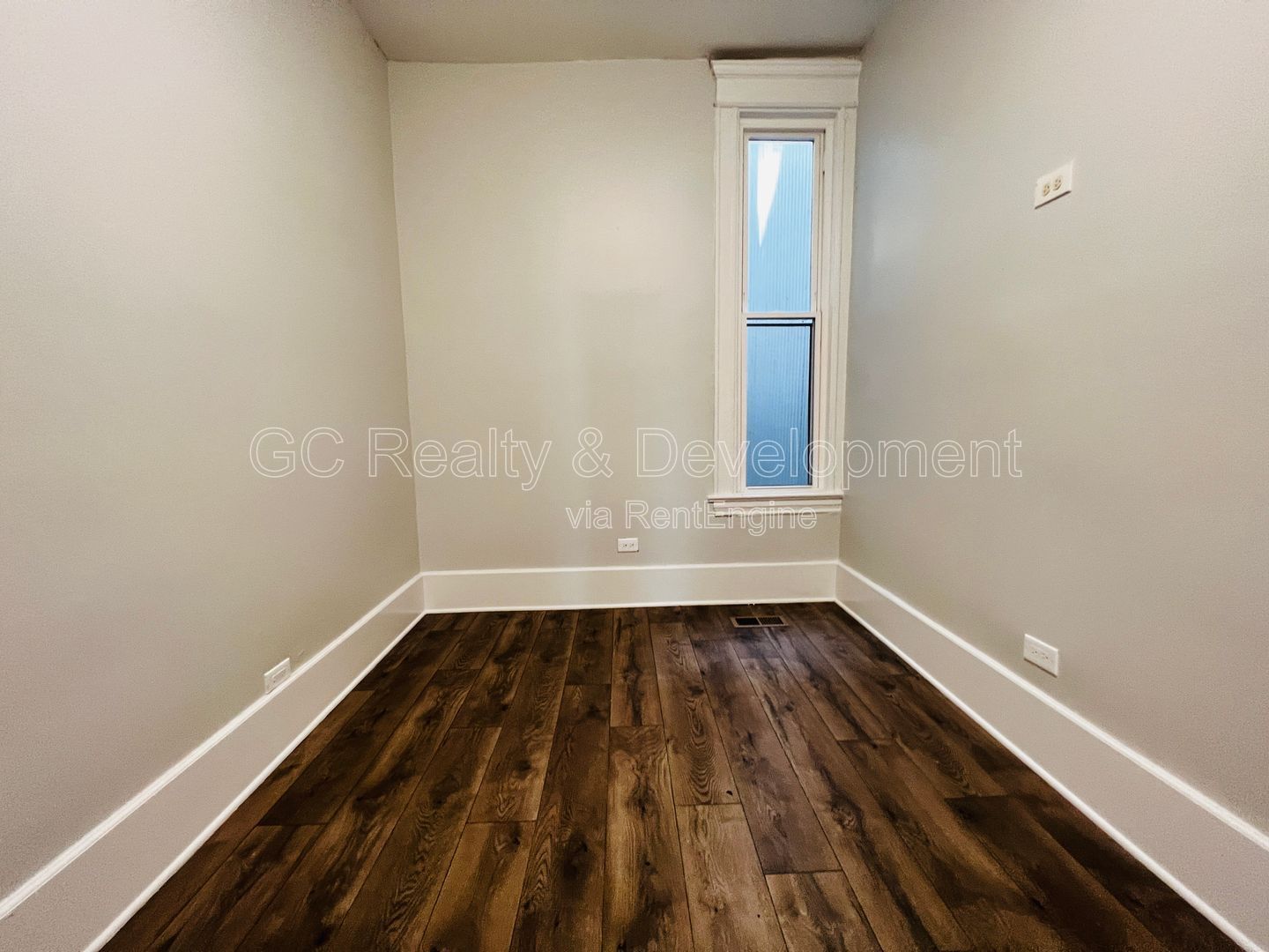*** 1/2 MO RENT FREE / RECENTLY UPDATED / CENTRAL AC / 3 BDRMS / FIRST FLOOR UNIT / SS APPL INCL / W&D IN UNIT *** property image