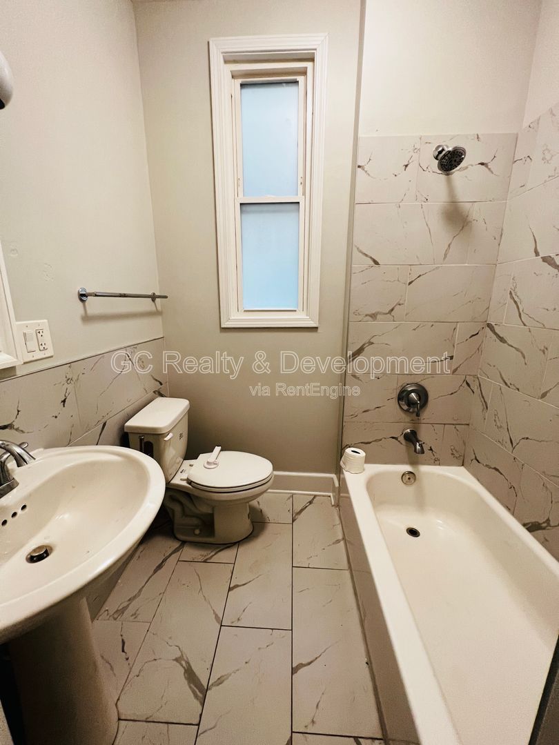 *** 1/2 MO RENT FREE / RECENTLY UPDATED / CENTRAL AC / 3 BDRMS / FIRST FLOOR UNIT / SS APPL INCL / W&D IN UNIT *** property image