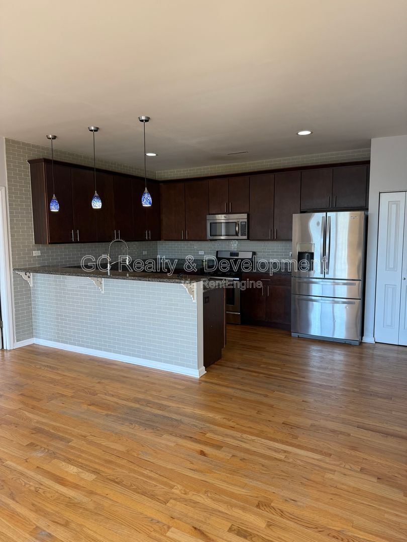 *** 2 BDRM / 2 BATH / HEATED GARAGE / LAUNDRY IN UNIT / HARDWOOD / NEWER BUILDING *** property image