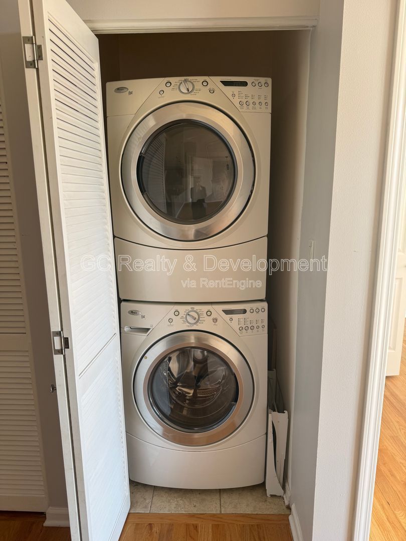 *** 2 BDRM / 2 BATH / HEATED GARAGE / LAUNDRY IN UNIT / HARDWOOD / NEWER BUILDING *** property image