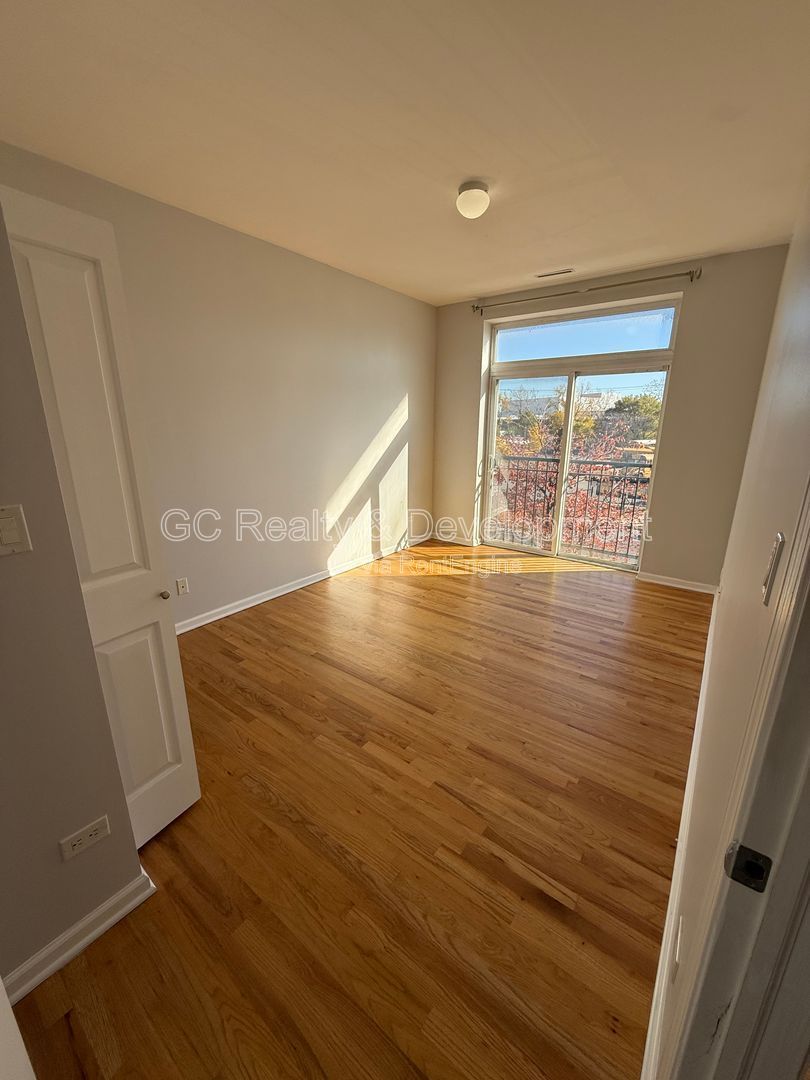 *** 2 BDRM / 2 BATH / HEATED GARAGE / LAUNDRY IN UNIT / HARDWOOD / NEWER BUILDING *** property image