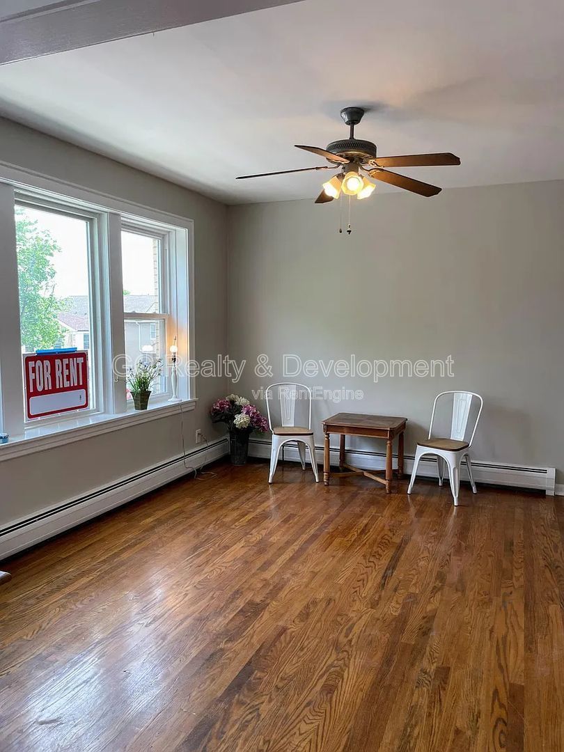 *** REST OF DECEMBER FREE / TOP FLOOR / OVER 1000 SQFT / PET FRIENDLY / WALK TO BUS / ON SITE LAUNDRY *** property image