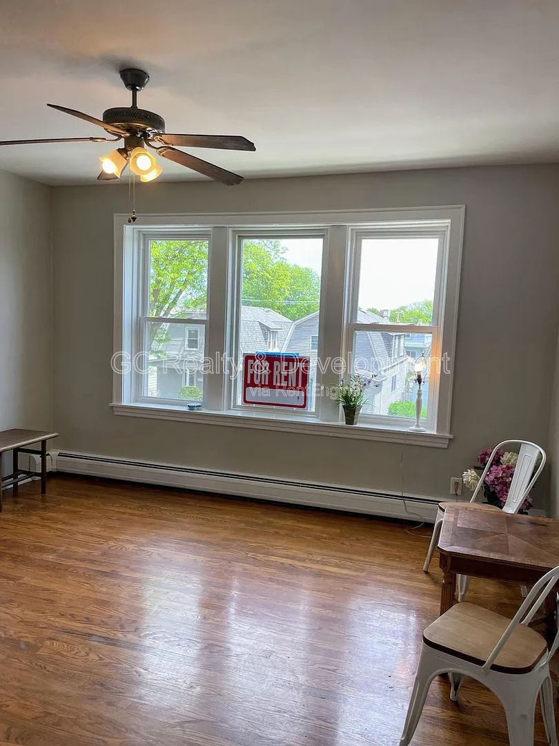 *** REST OF DECEMBER FREE / TOP FLOOR / OVER 1000 SQFT / PET FRIENDLY / WALK TO BUS / ON SITE LAUNDRY *** property image