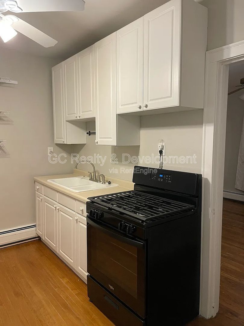 *** REST OF DECEMBER FREE / TOP FLOOR / OVER 1000 SQFT / PET FRIENDLY / WALK TO BUS / ON SITE LAUNDRY *** property image