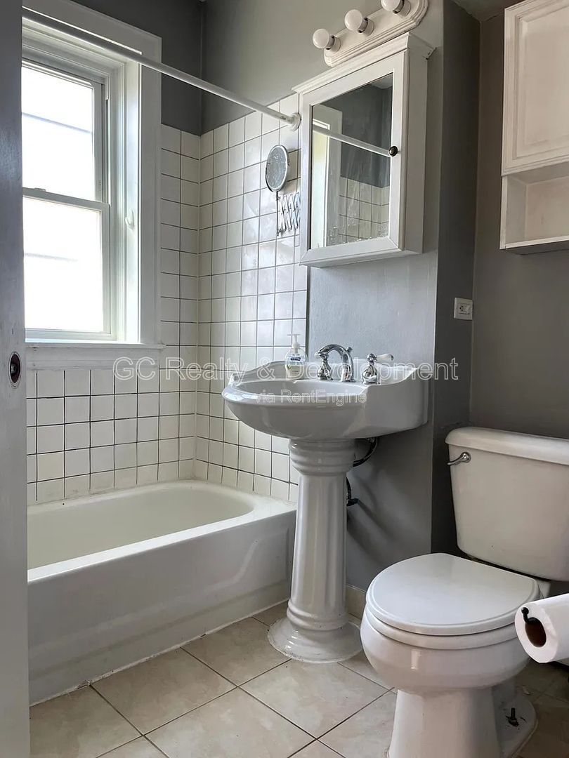 *** REST OF DECEMBER FREE / TOP FLOOR / OVER 1000 SQFT / PET FRIENDLY / WALK TO BUS / ON SITE LAUNDRY *** property image