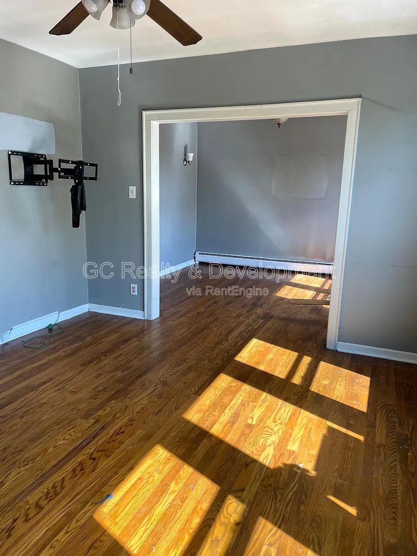 *** REST OF DECEMBER FREE / TOP FLOOR / OVER 1000 SQFT / PET FRIENDLY / WALK TO BUS / ON SITE LAUNDRY *** property image