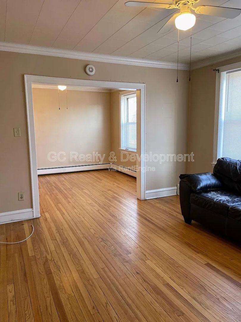 *** REST OF DECEMBER FREE / TOP FLOOR / OVER 1000 SQFT / PET FRIENDLY / WALK TO BUS / ON SITE LAUNDRY *** property image