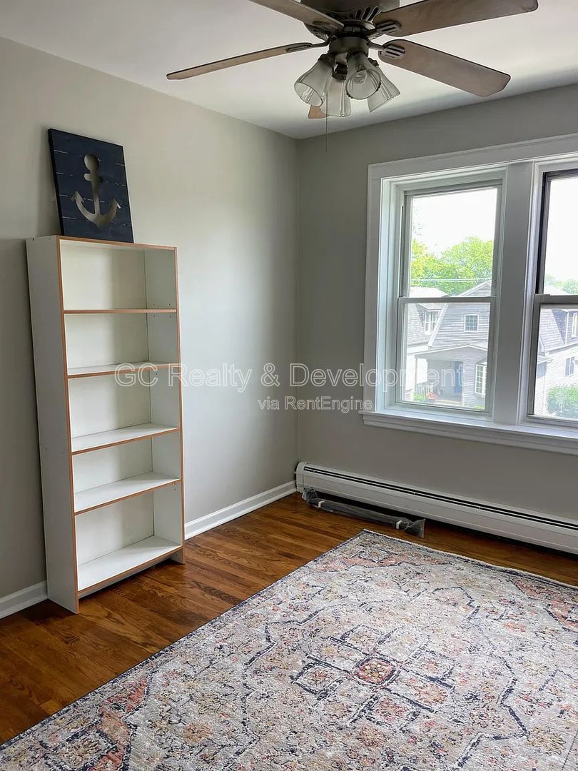 *** REST OF DECEMBER FREE / TOP FLOOR / OVER 1000 SQFT / PET FRIENDLY / WALK TO BUS / ON SITE LAUNDRY *** property image