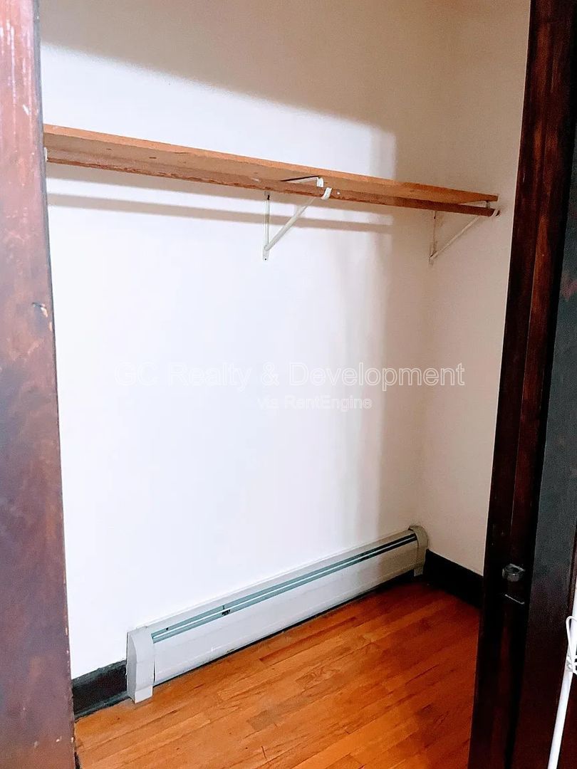 *** REST OF DECEMBER FREE / TOP FLOOR / OVER 1000 SQFT / PET FRIENDLY / WALK TO BUS / ON SITE LAUNDRY *** property image