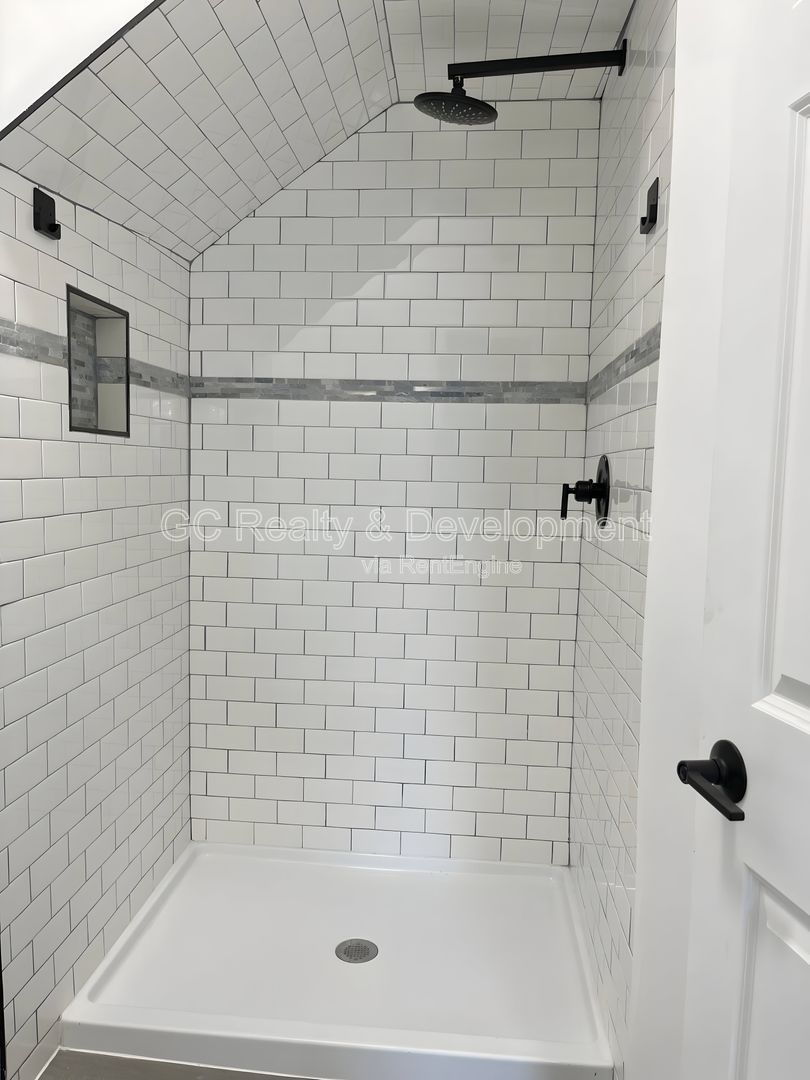 *** 1 MONTH FREE / PET FRIENDLY / FREE LAUNDRY ON SITE / CENTRAL AC / WIFI INCLUDED / WALK TO TRAIN *** property image