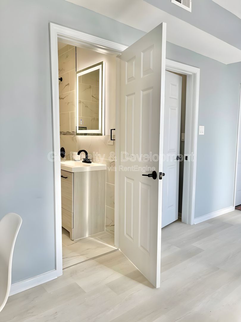 *** 1 MONTH FREE / 2 BDRM / IN UNIT LAUNDRY / SS APPL / CENTRAL AC / PET FRIENDLY / WALK TO TRAIN *** property image