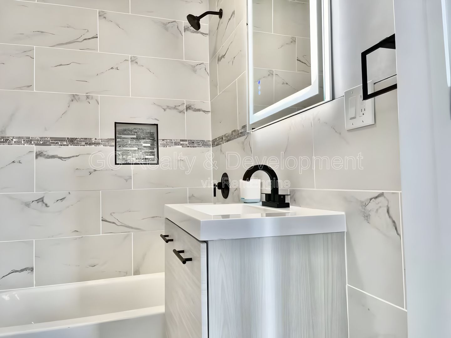 *** 1 MONTH FREE / 2 BDRM / IN UNIT LAUNDRY / SS APPL / CENTRAL AC / PET FRIENDLY / WALK TO TRAIN *** property image