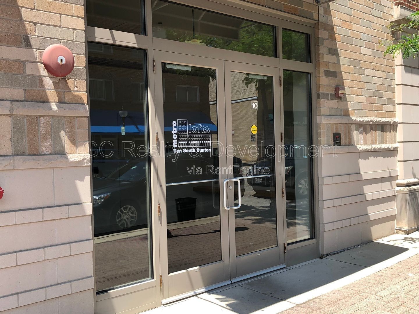 *** 1 MO RENT FREE / DOWNTOWN ARLINGTON HEIGHTS / WALK TO METRA / IN UNIT LAUNDRY / ON SITE GYM *** property image