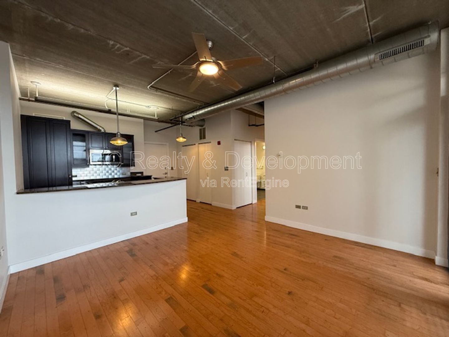 *** 1 MO RENT FREE / DOWNTOWN ARLINGTON HEIGHTS / WALK TO METRA / IN UNIT LAUNDRY / ON SITE GYM *** property image