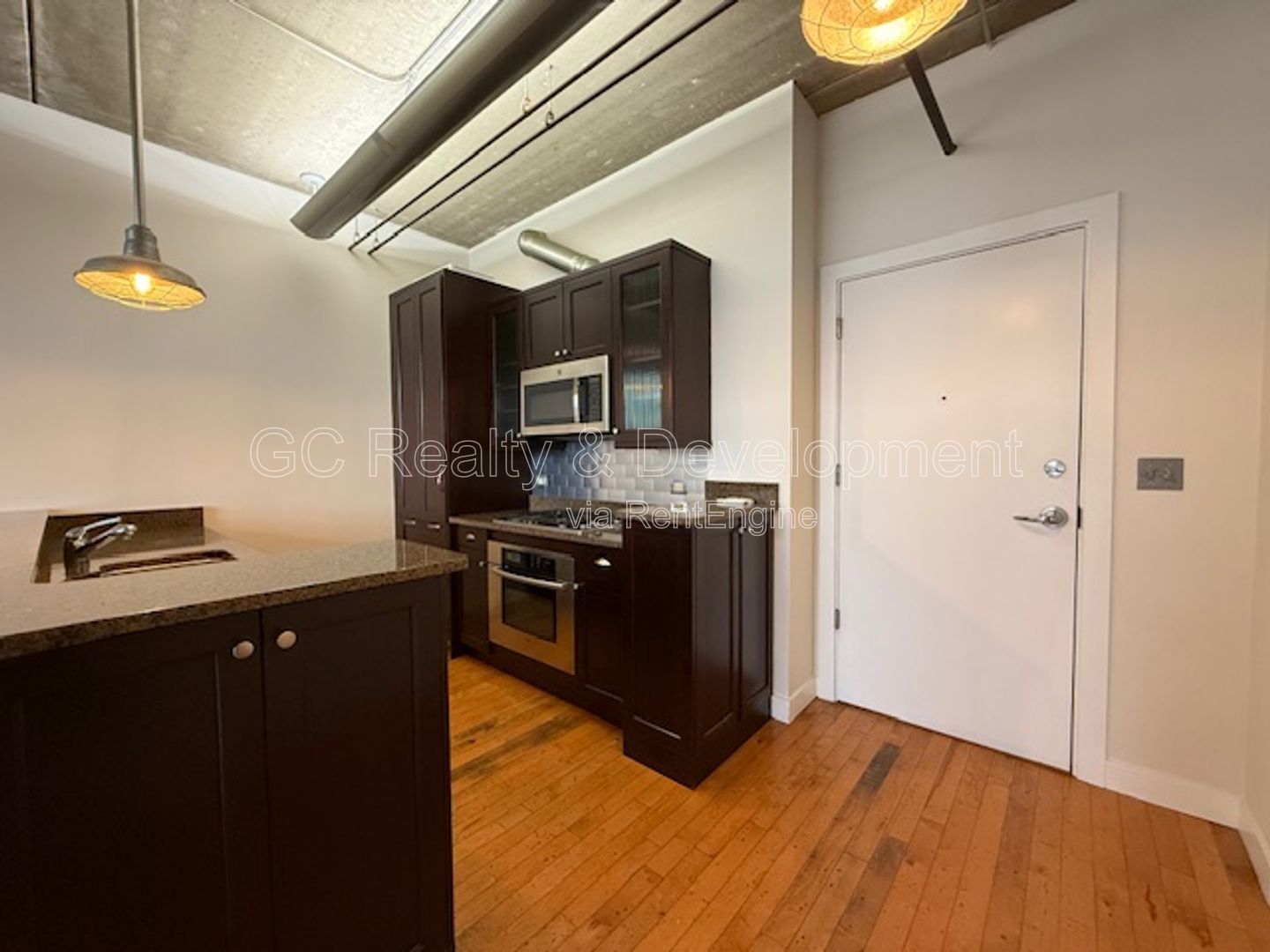 *** 1 MO RENT FREE / DOWNTOWN ARLINGTON HEIGHTS / WALK TO METRA / IN UNIT LAUNDRY / ON SITE GYM *** property image