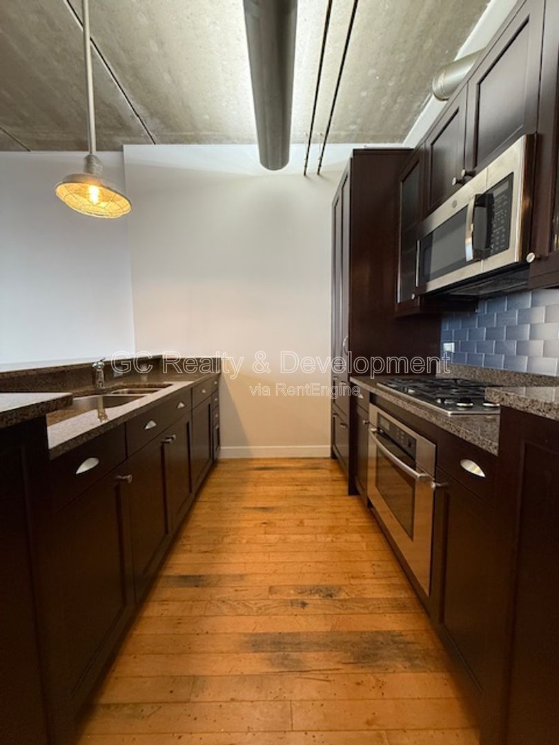 *** 1 MO RENT FREE / DOWNTOWN ARLINGTON HEIGHTS / WALK TO METRA / IN UNIT LAUNDRY / ON SITE GYM *** property image