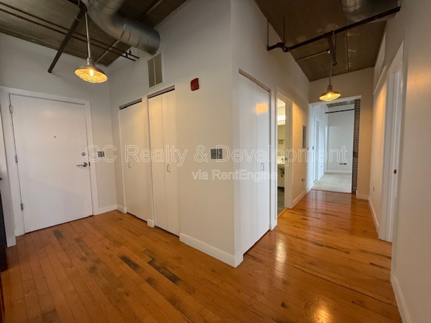 *** 1 MO RENT FREE / DOWNTOWN ARLINGTON HEIGHTS / WALK TO METRA / IN UNIT LAUNDRY / ON SITE GYM *** property image