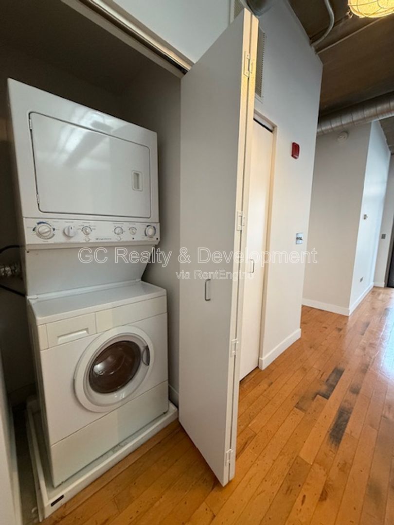 *** 1 MO RENT FREE / DOWNTOWN ARLINGTON HEIGHTS / WALK TO METRA / IN UNIT LAUNDRY / ON SITE GYM *** property image